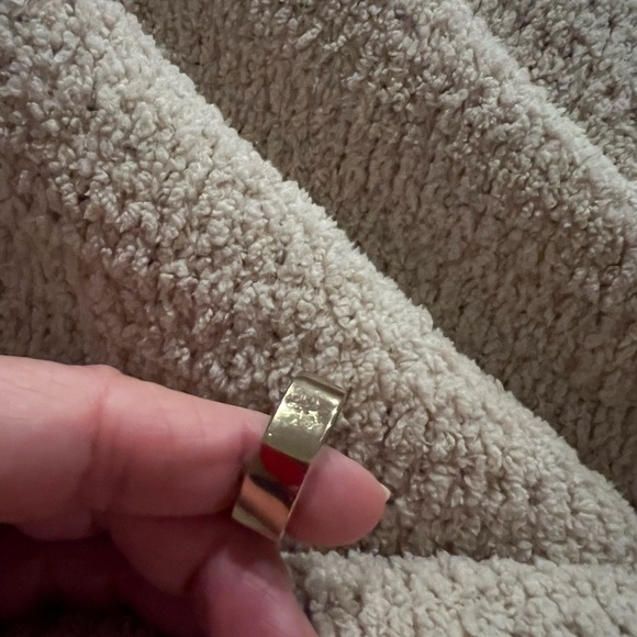 Oura ring size 9. Horizon gold.
Charger included. - Picture 4 of 5